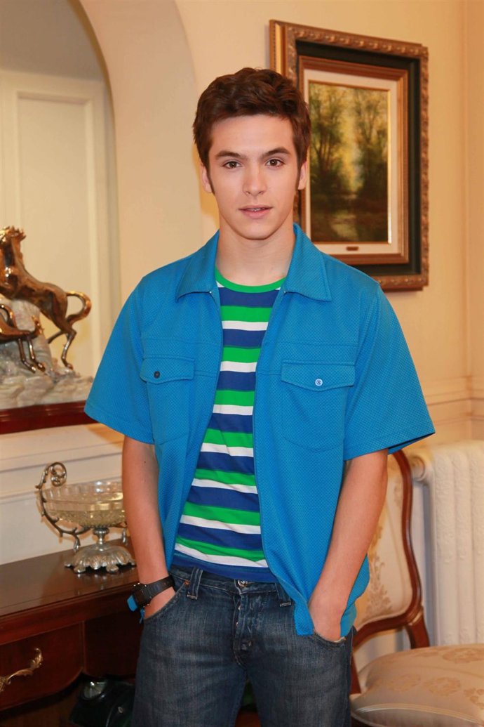 Posado Del Actor Ricardo Gómez, De 'Cuéntame'