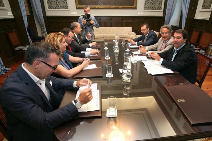 REUNIÓN DEL ALCALDE Y LUISA CID CON LA DIRECTIVA DE HOSPECO.