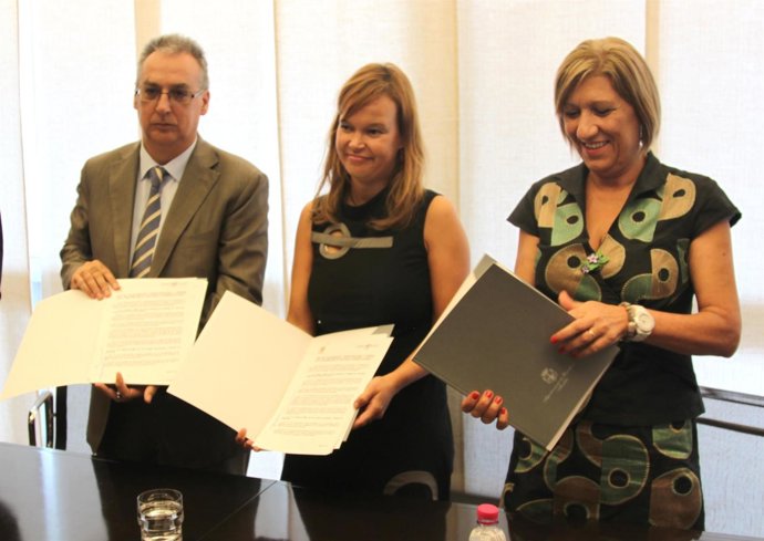 Imagen De La Ministra De Sanidad, Junto A Llinares Y Navarro, En Benidorm