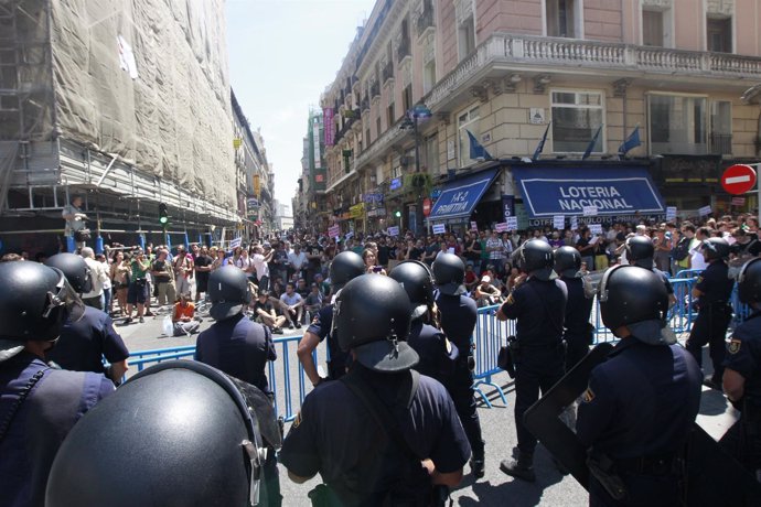 La Policía Bloquea El Acceso A La Puerta De Sol Por Parte De Indignados