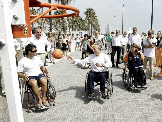 Alberto Fabra En Su Visita A La Playa Accesible De La Malvarrosa
