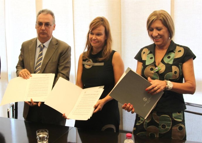 Imagen De La Ministra De Sanidad, Junto A Llinares Y Navarro, En Benidorm