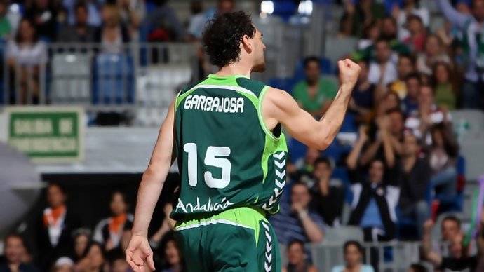 Garbajosa Celebra Una Canasta Con Su Puño Levantado