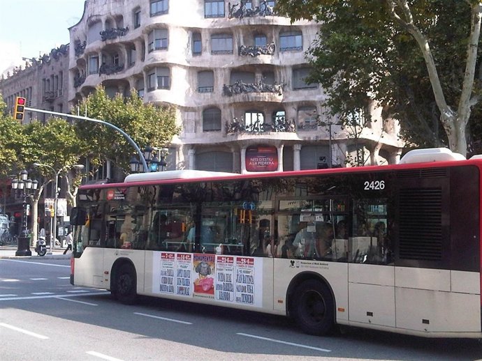 Autobús De TMB En Barcelona Con Propaganda Del Cartel Taurino De La Monumental