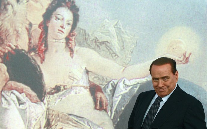 Silvio Berlusconi, Primer Ministro De Italia Iluminado Una Vez Más