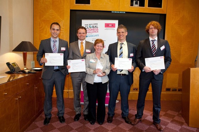 Aitor Marroquín, Primero Por La Izquierda, Con El Certificado Del Equipo Ganador