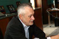 Griñán dice que, sea cual sea el resultado de las generales, Rubalcaba es y será el líder de PSOE después del 20-N