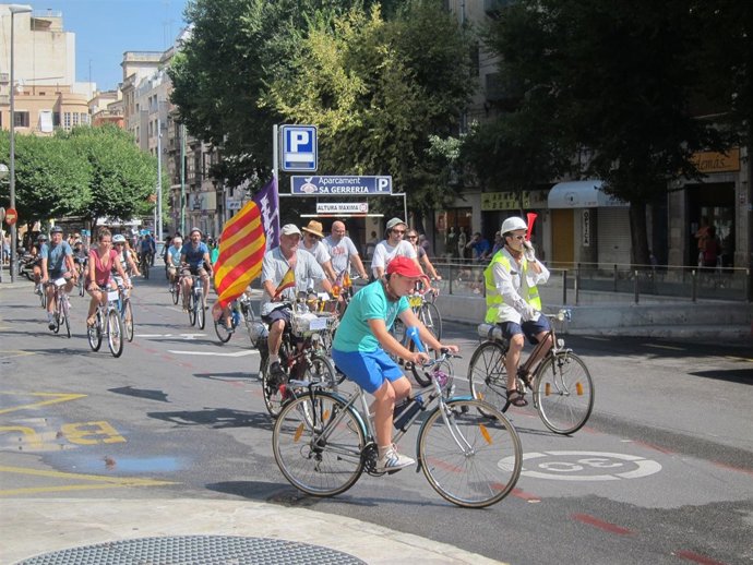 Marcha De Ciclistas Por Una De Las Llamadas 'Ciclocalles'