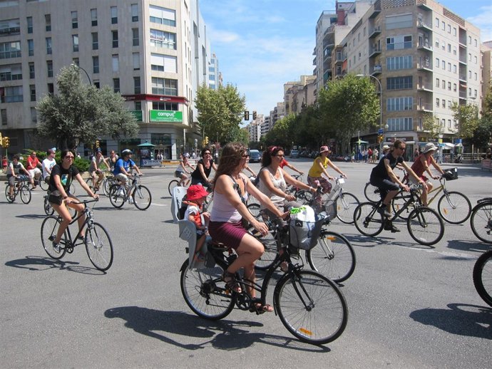 Los Ciclistas Han Obligado A Cortar Las Avenidas