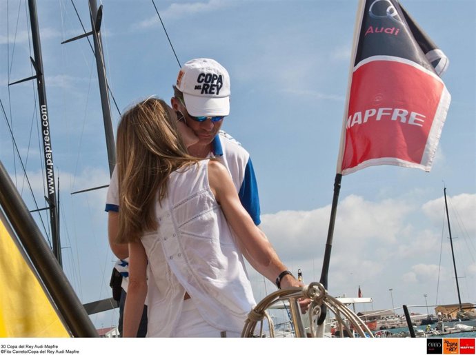 Doña Letizia Felicita Al Príncipe Con Un Beso