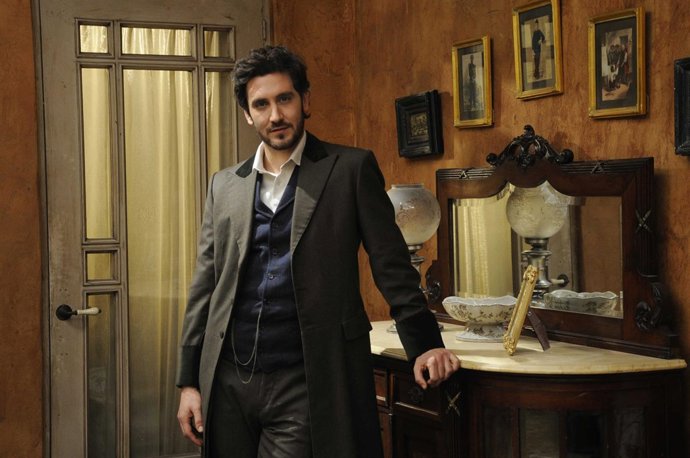 Posado de el actor Alex Gadea, de 'El Puente Viejo'