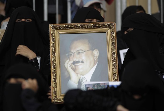 Mujeres Sostienen Un Retrato De Salé