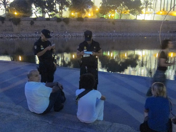 Dos Agentes De La Policía Nacional Identifican A Dos Personas