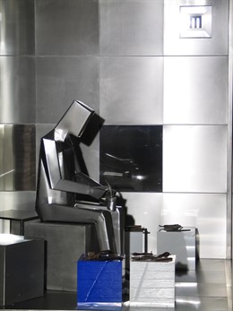 Un Autómata Elabora Un Par De Zapatos En El Museo Del Calzado De Brea