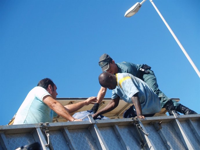 Inmigrante Descubierto Cuando Iba Oculto En Un Camión De Feriante En Ceuta  