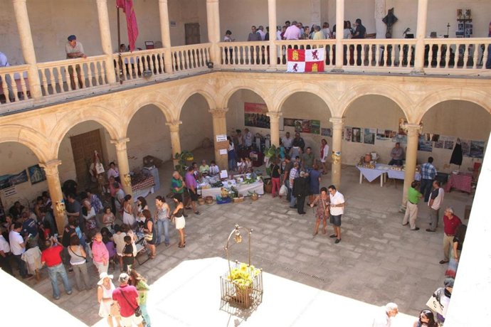 Patio Del Palacio De Grajal, Escenario Del Mercadillo Tradicional
