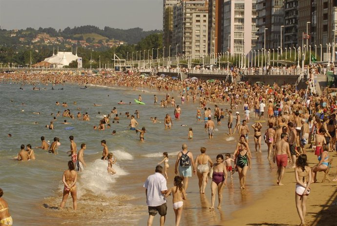 Bañistas en una playa asturiana