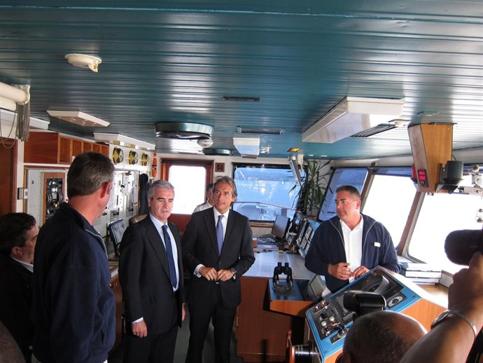 De La Serna Y Sieso Durante La Visita Al Crucero