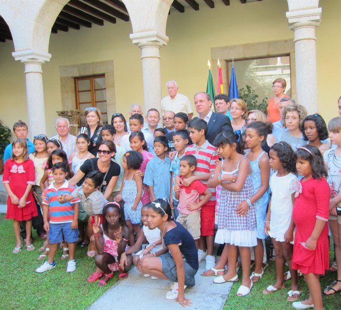 Monago Con Los Niños Saharauis