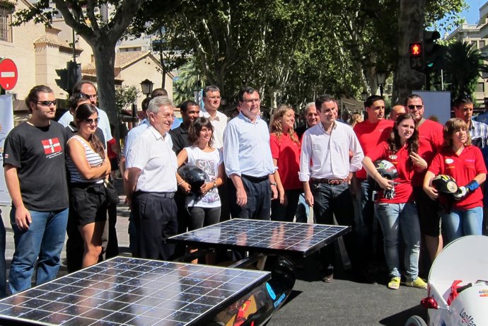 Consejero Junto Con Director De Argem Y Participantes En Solar Race