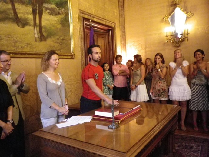 Uno De Los 26 Bomberos Toma Posesión De Su Cargo