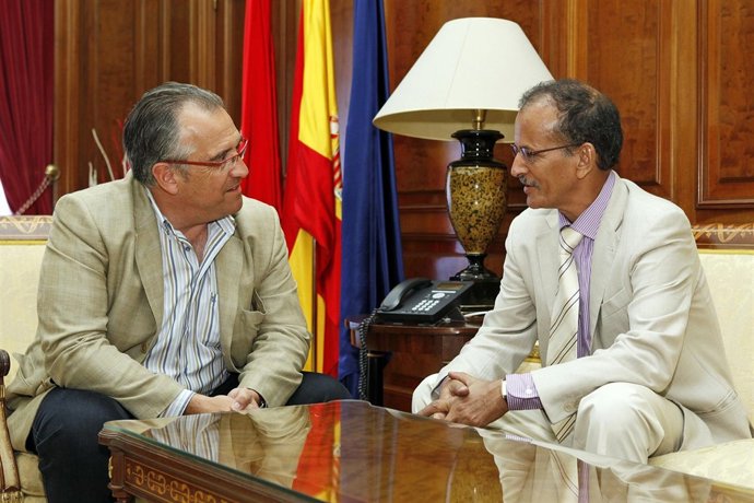 Enrique Maya Junto Al Delegado Saharaui En Navarra.