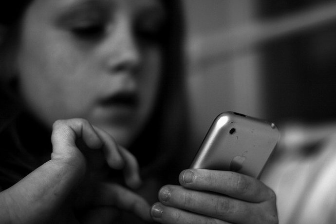 Niña Con 'Smartphone'
