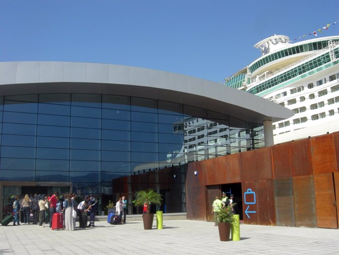 Turistas En La Entrada De La Terminal A
