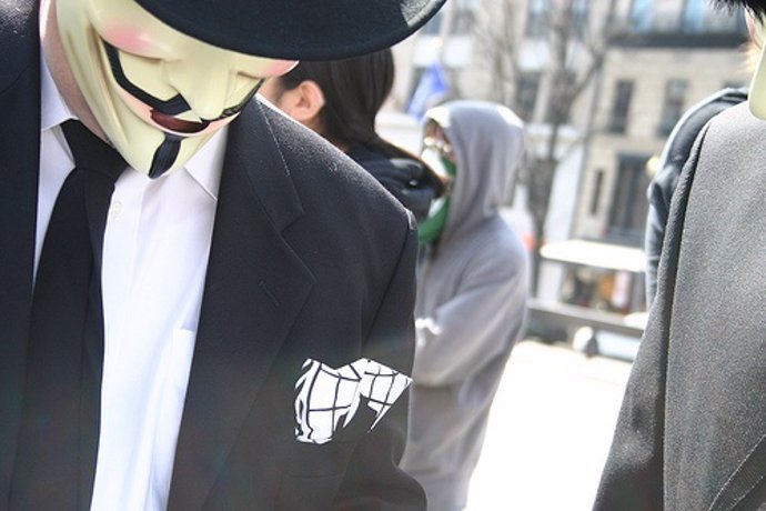 Hombre Vestido Con Máscara Y Logo De Anonymous Por Irrezolut CC Flickr 