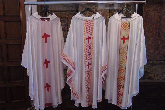 Casullas Para Sacerdotes, Obispos Y Cardenales En La JMJ