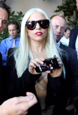 Lady Gaga Con Iphone En La Mano