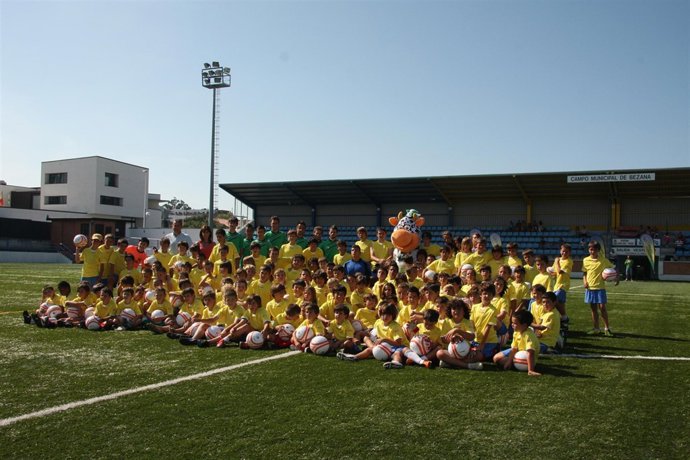 Los Participantes Del Campus De Fútbol De Bezana