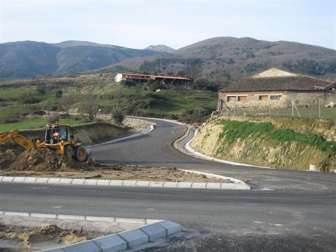 Acceso a Poyales del Hoyo (Ávila).