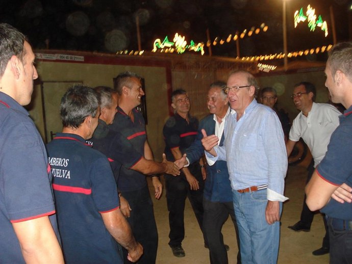El Alcalde De Huelva Con Bomberos De La Capital En Las Colombinas.