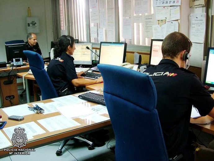 Agentes De La Policía Trabajan En Ordenadores
