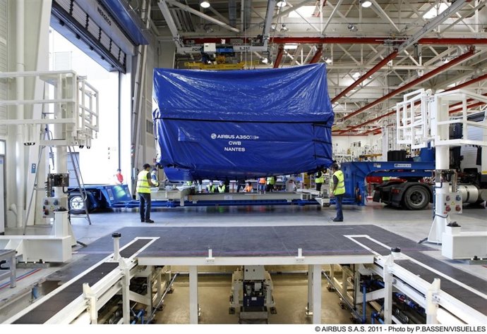 Entrega Pimer Cajón Central Del A350 XWB 