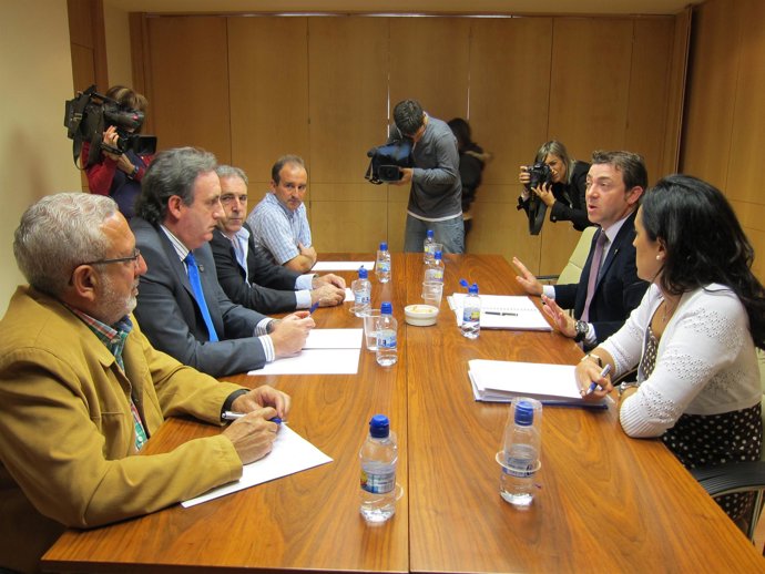 El Consejero Jiménez Junto A Los Representantes De La FNMC.
