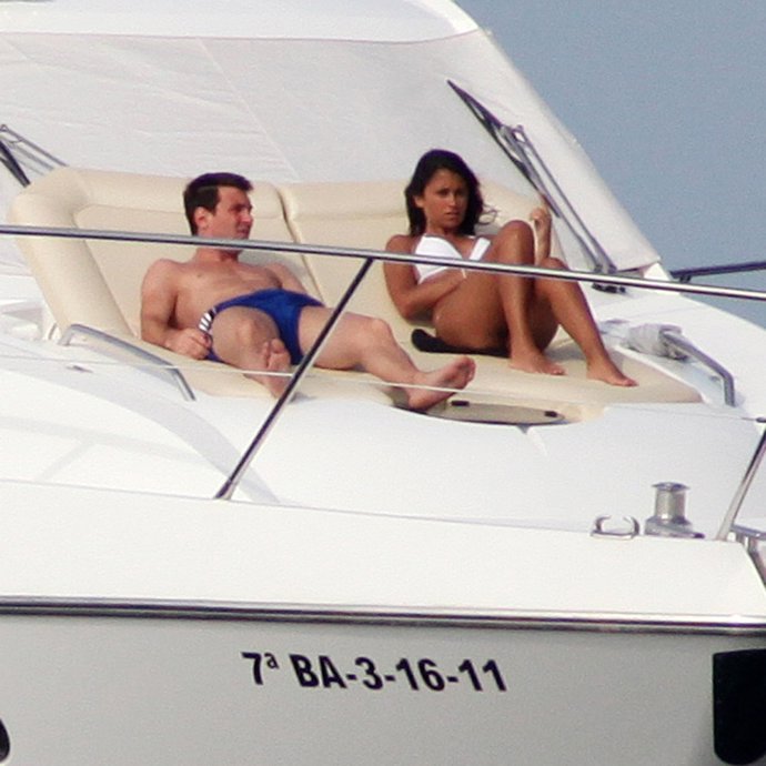 Leo Messi Y Antonella Rocczzo A Bordo De Un Yate