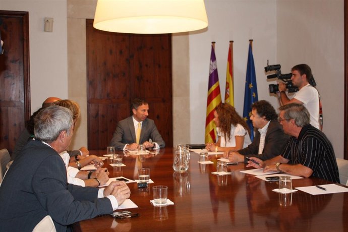 Delgado Se Reúne Con El Grupo AVA