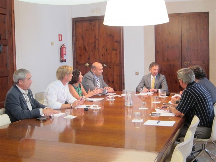 Miembros De Aviba Junto Con El Conseller Delgado