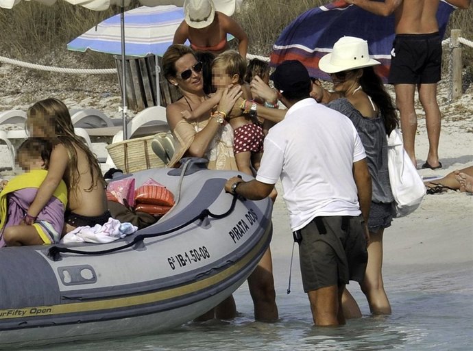 Alejandra Prat En Ibiza