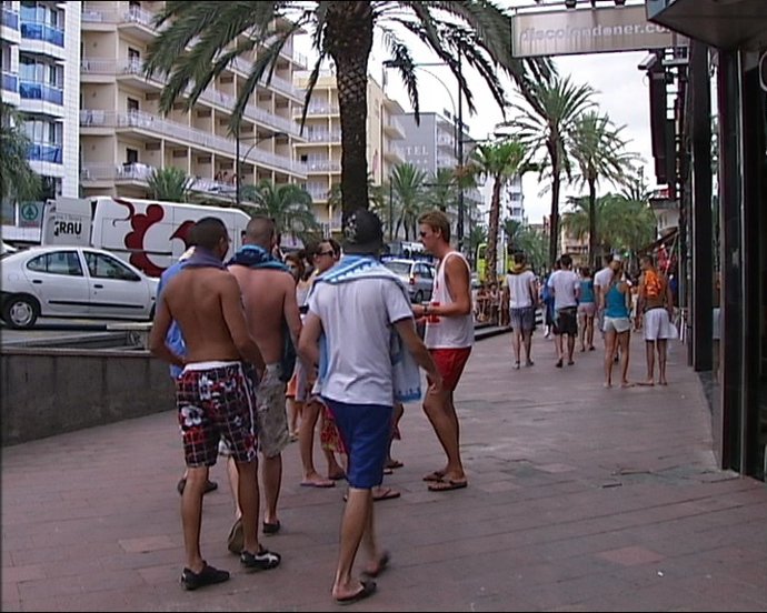 Turistas Se Enfrentan A La Policía En Lloret