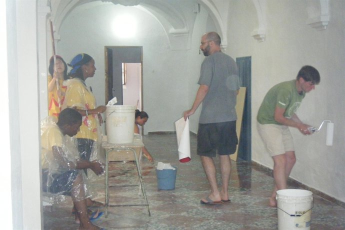 Jóvenes De Zimbabwe, Tanzania Y Taiwán Pintan Un Convento Franciscano