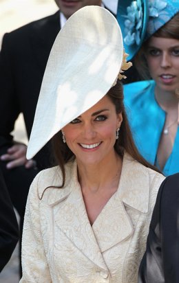 La Princesa Catalina Llevando Un Tocado Blanco