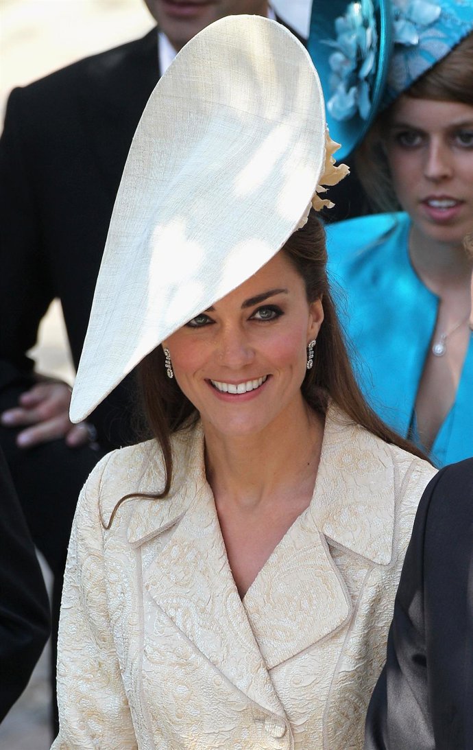 La Princesa Catalina Llevando Un Tocado Blanco