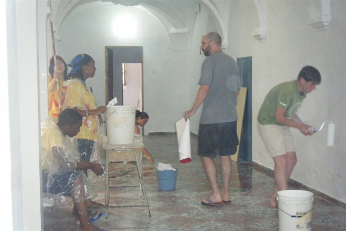 Jóvenes De Zimbabwe, Tanzania Y Taiwán Pintan Un Convento Franciscano