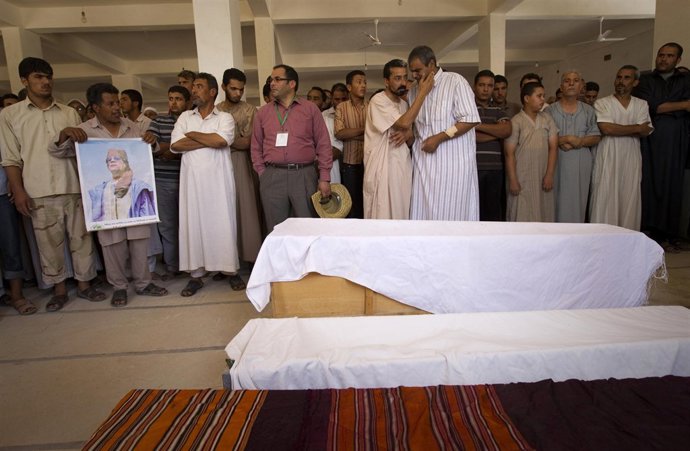 Partidarios De Gadafi Entierran A Varios Vecinos Muertos En Un Bombardeo