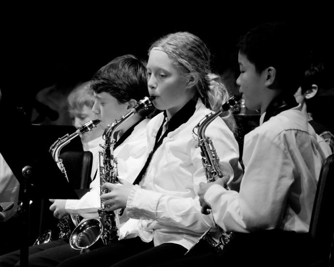 Niños tocando instrumentos de música
