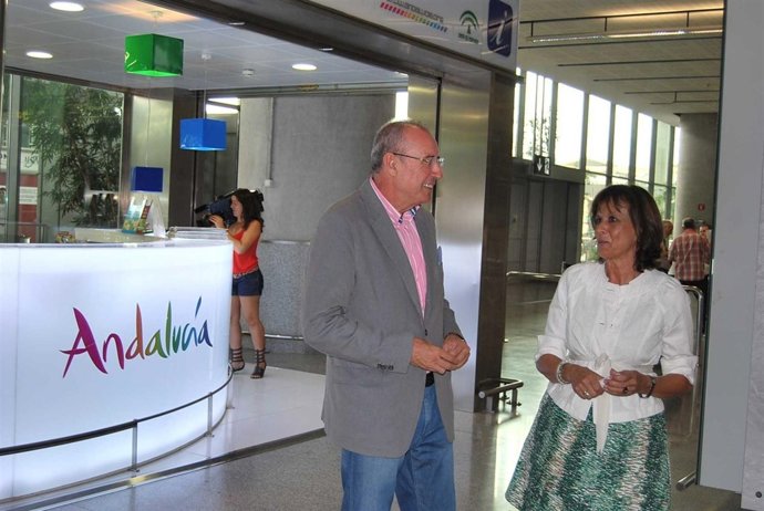 Souvirón Y Martel En La Oficina De Turismo Del Aeropuerto