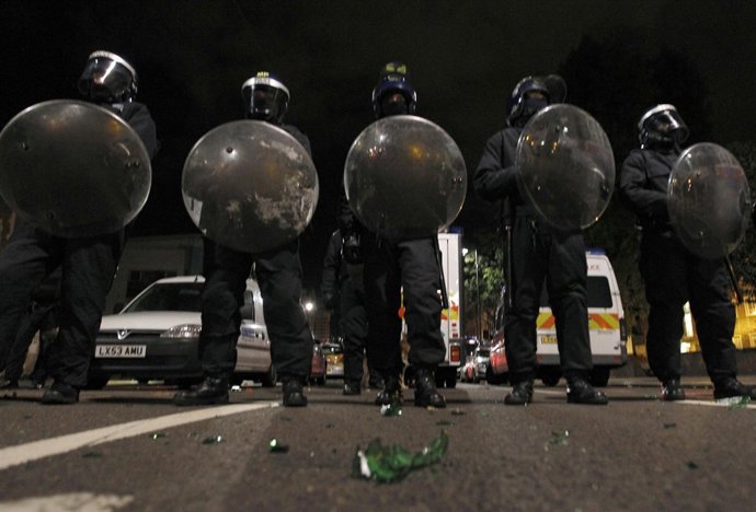 Policia Antidisturbios Desplegada Por Los Disturbios En Londres